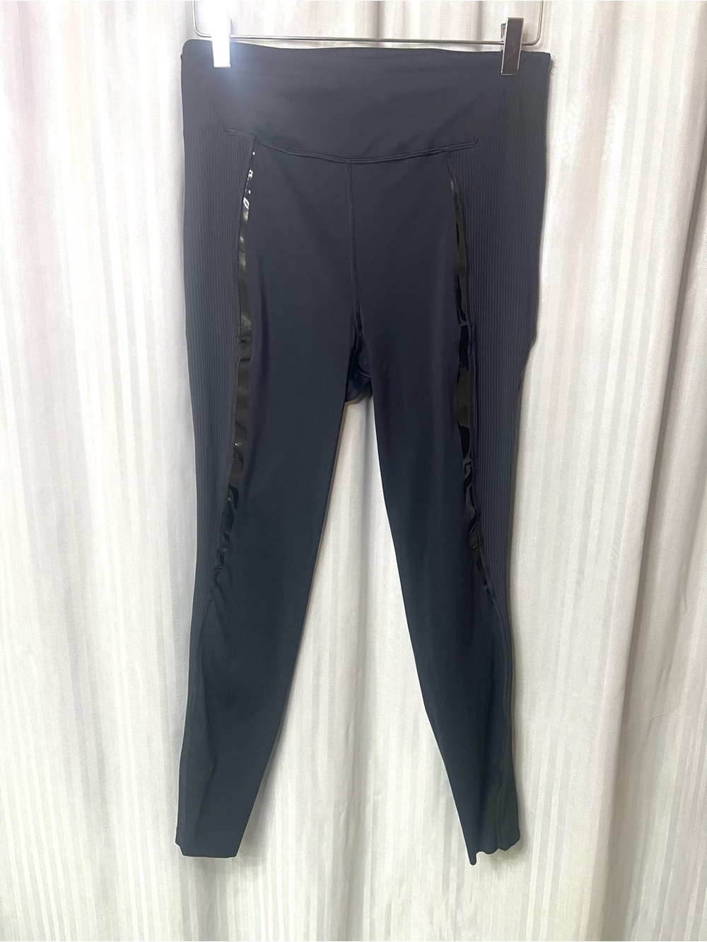 lululemon gloss stripe super High Rise tights in size 8